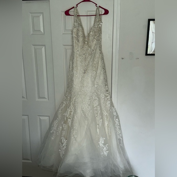 Dresses & Skirts - Elegant Lace Wedding Dress